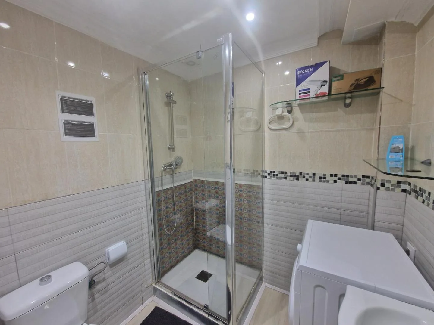 Segundo baño con ducha y estantes de cristal