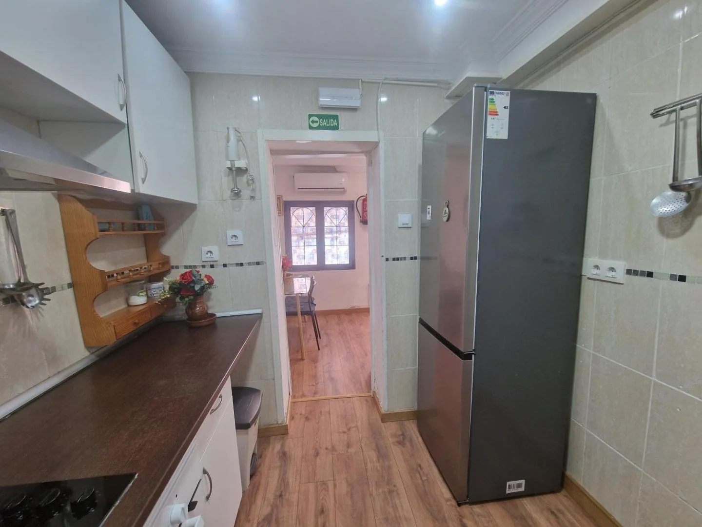 La cocina con su nevera grande