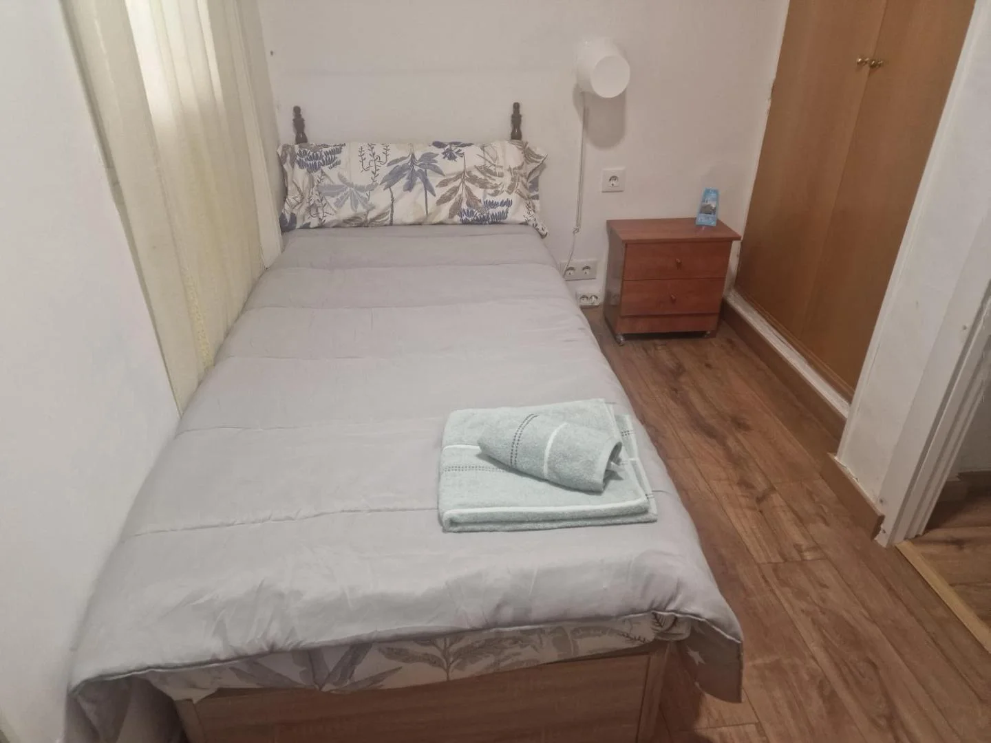 Dormitorio con cama y armario empotrado
