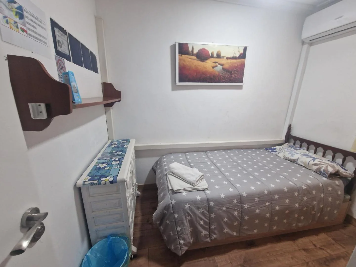 Dormitorio con cuadro sobre la cama
