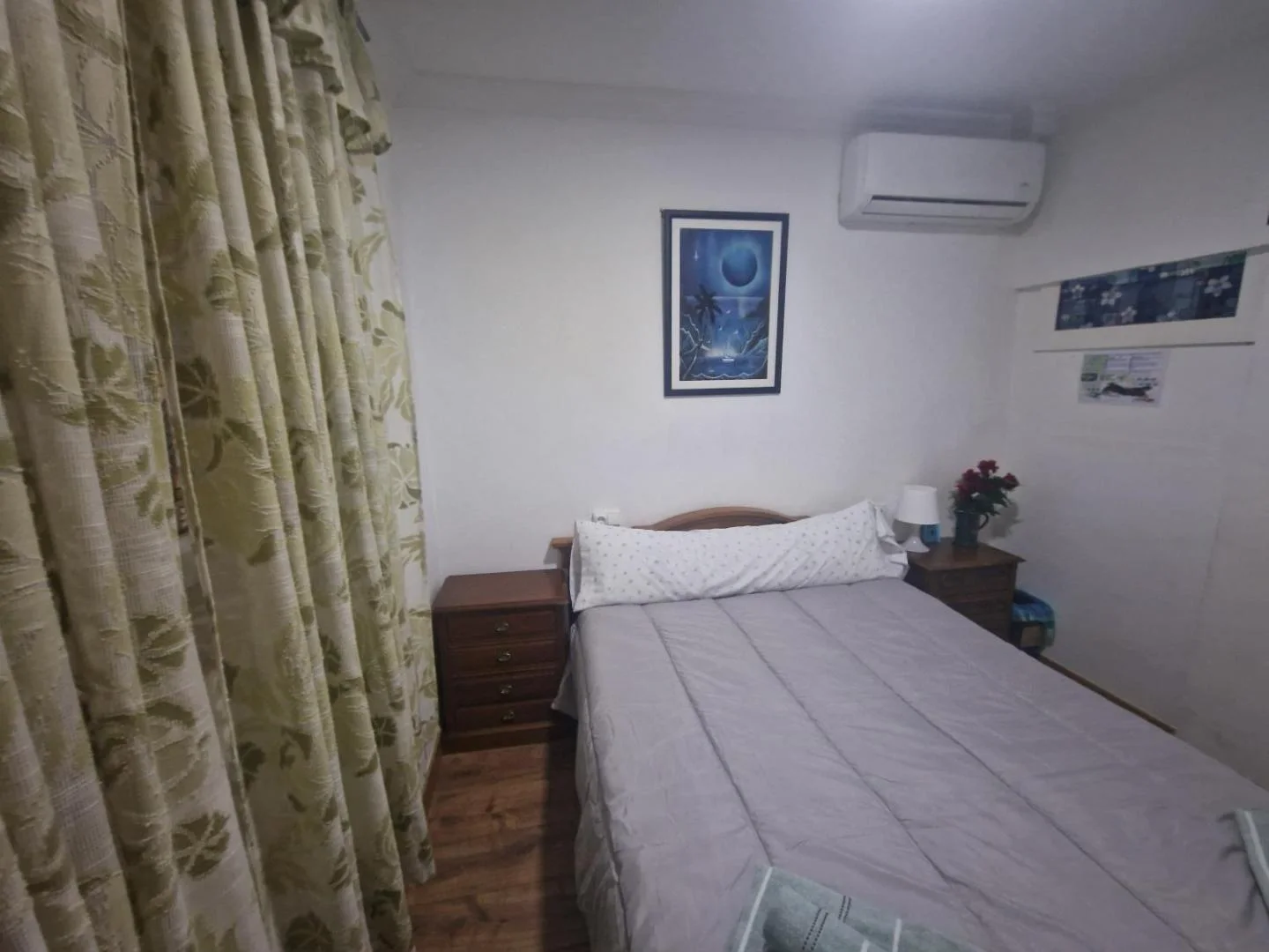 Dormitorio con cama doble junto a la ventana