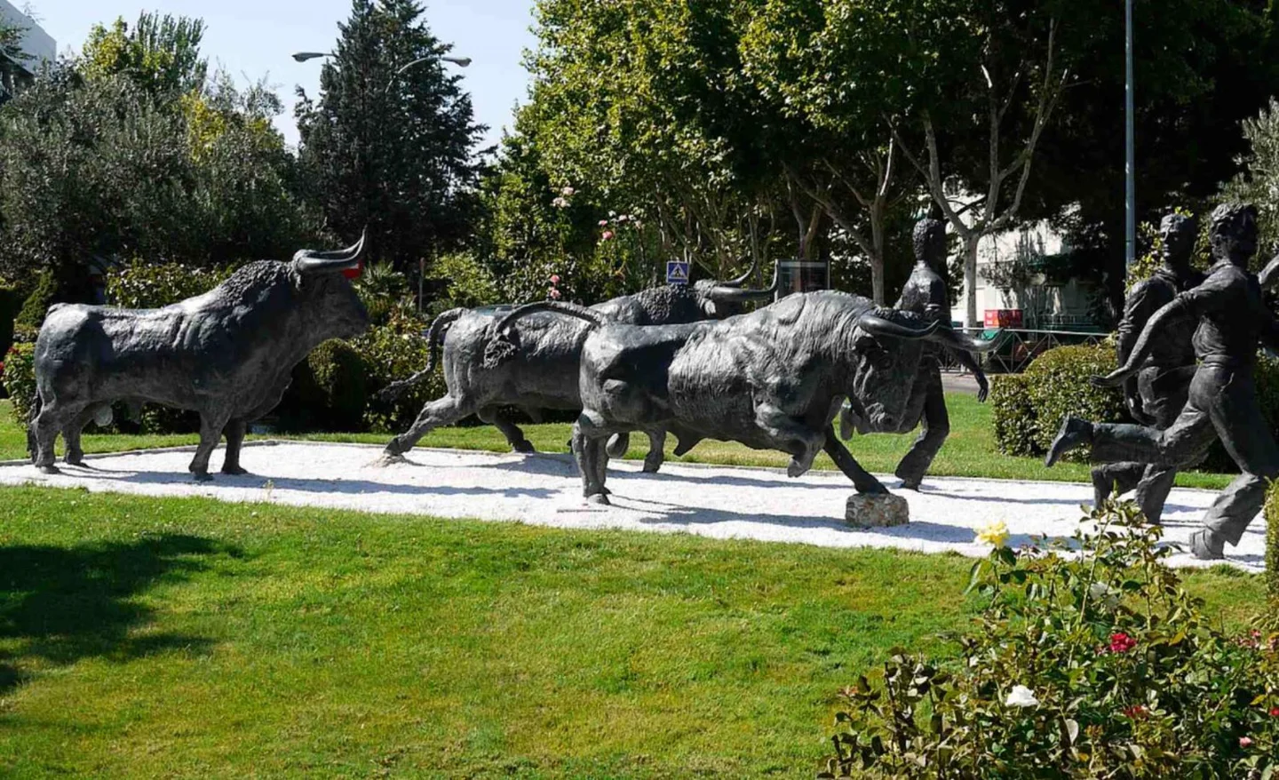 Esculturas de toros en un jardín de San Sebastián de los Reyes