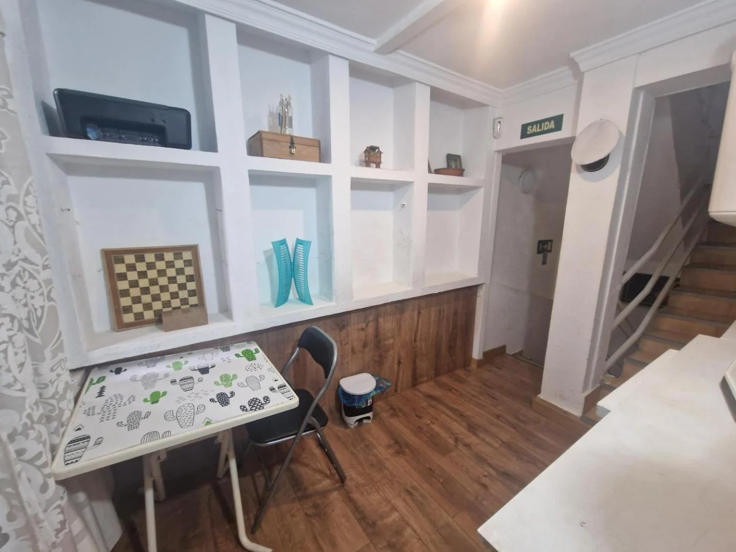 Rincón con mesa para trabajar y estanterías