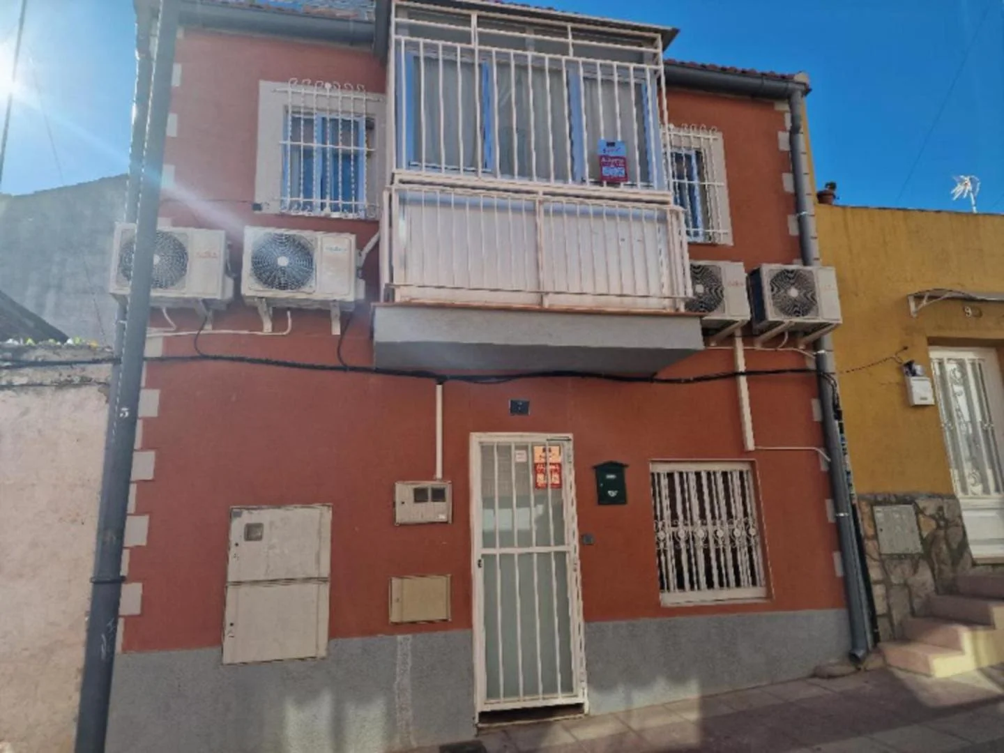 La casa vista desde la calle, con su balcón y las ventanas enrejadas