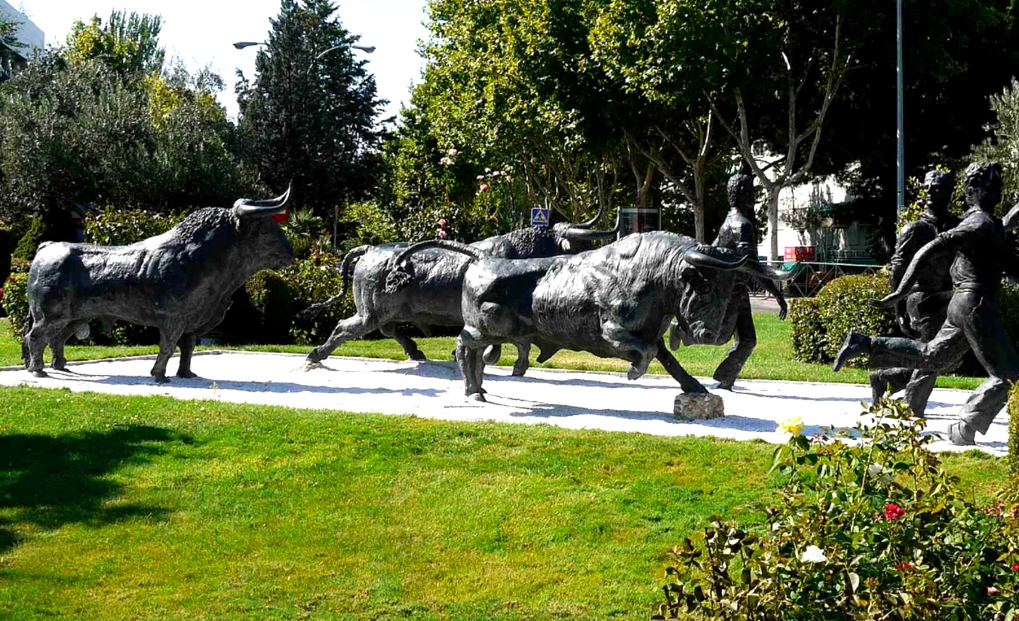 Esculturas de toros del encierro en un jardín de San Sebastián de los Reyes