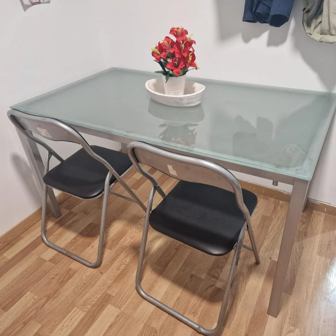 Mesa de cristal con sillas